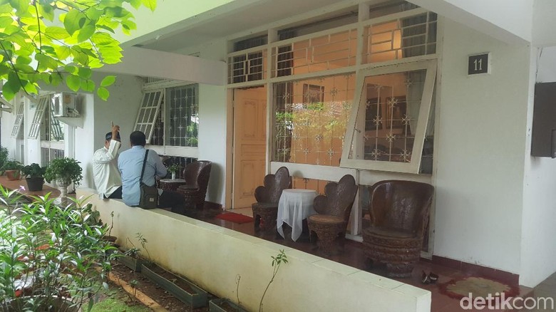 Warga Mulai Berdatangan ke Rumah Duka AM Fatwa di Pejaten Warga Mulai Berdatangan ke Rumah Duka AM Fatwa di Pejaten