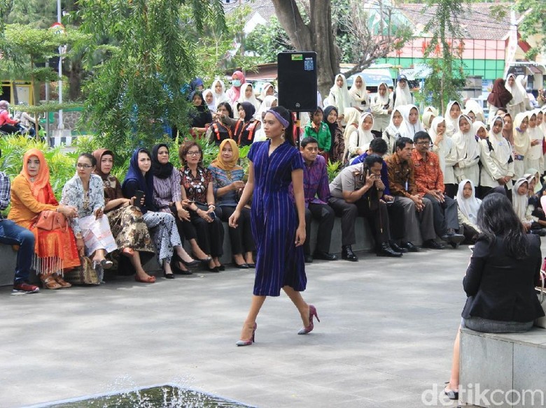 Begini Suasana Dhoho Street Fashion, Pagelaran Busana Kain Tenun Ikat Begini Suasana Dhoho Street Fashion, Pagelaran Busana Kain Tenun Ikat