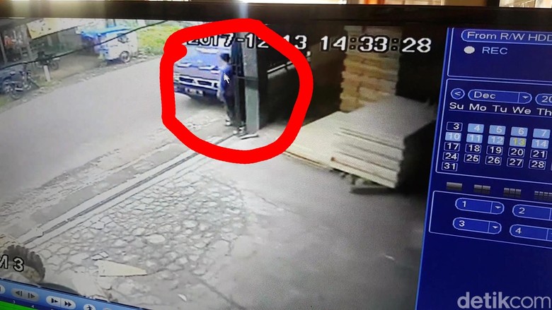 Pencuri Uang Rp 290 Juta di Mobil Kades Sukabumi Terekam CCTV Pencuri Uang Rp 290 Juta di Mobil Kades Sukabumi Terekam CCTV