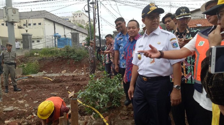 Anies Minta Pengelola Bikin Saluran Air di Proyek Tol Becakayu Anies Minta Pengelola Bikin Saluran Air di Proyek Tol Becakayu