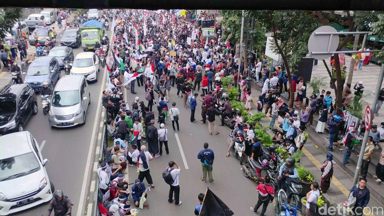 Saat Dirigen Viking Ajak Massa Selawat di Aksi Bela Palestina Saat Dirigen Viking Ajak Massa Selawat di Aksi Bela Palestina