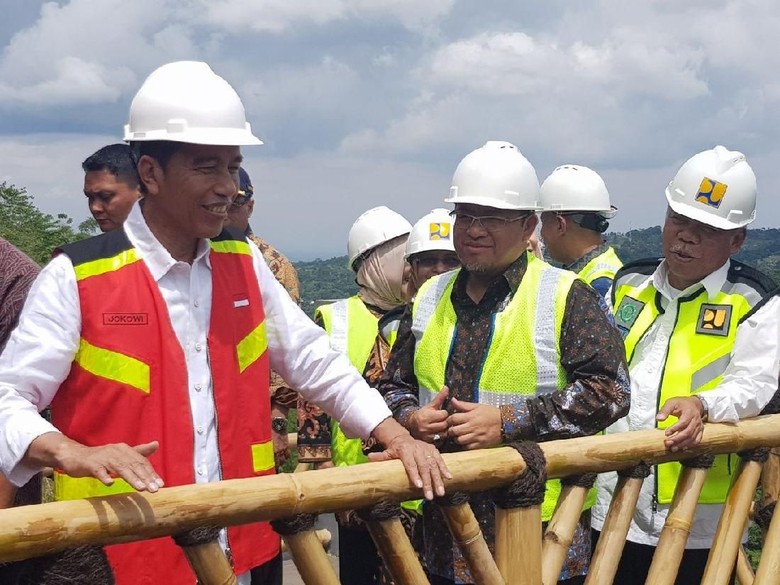 Jokowi Minta Anies-Sandi Pelihara Waduk di DKI untuk Atasi Banjir Jokowi Minta Anies-Sandi Pelihara Waduk di DKI untuk Atasi Banjir