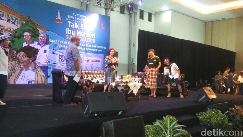Temu Alumni SMA 1 Yogya: Rommy Ngeband, Susi Jadi Bintang Selfie Temu Alumni SMA 1 Yogya: Rommy Ngeband, Susi Jadi Bintang Selfie