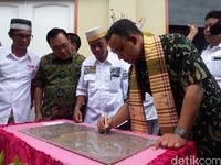 Anies: Saya Hormat Warga Bisa Bangun Ruang Serbaguna Secara Swadaya