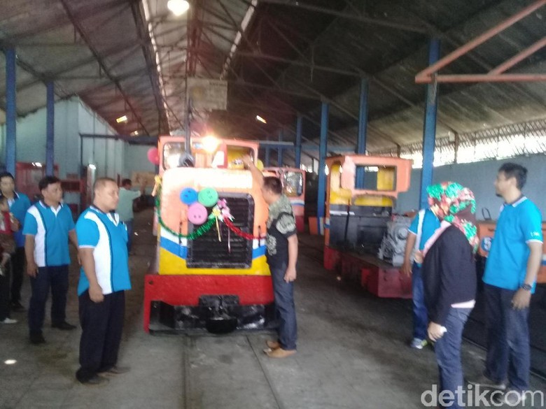 Asyik... Warga Ngawi Berebut Naik Kereta Mini Gratis Asyik... Warga Ngawi Berebut Naik Kereta Mini Gratis