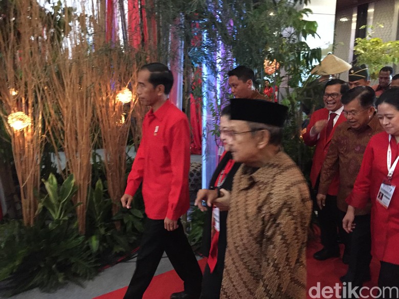 Megawati Gandeng BJ Habibie di Rakornas PDIP Megawati Gandeng BJ Habibie di Rakornas PDIP