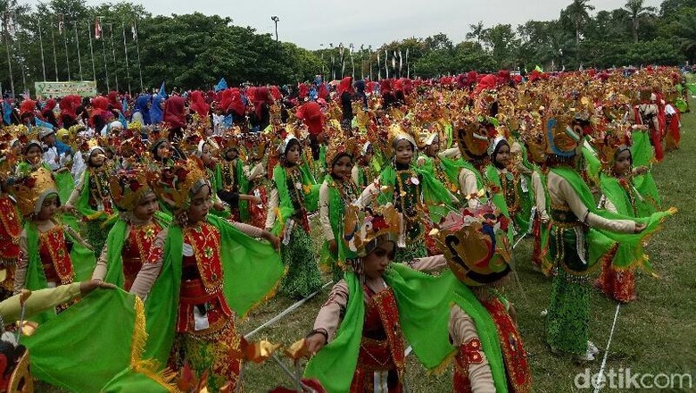 Ribuan Anak TK di Banyuwangi Kompak Tari Gandrung Ribuan Anak TK di Banyuwangi Kompak Tari Gandrung