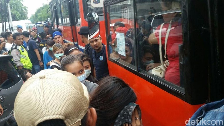 BNN Angkut DJ Mita dan Pengunjung Diskotek Lainnya Naik Metro Mini