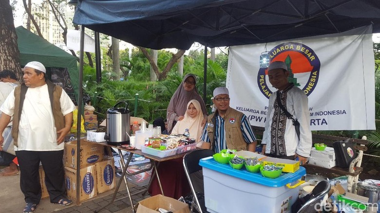 Ada Makanan Hingga Obat-obatan Gratis untuk Massa Aksi Bela Palestina Ada Makanan Hingga Obat-obatan Gratis untuk Massa Aksi Bela Palestina