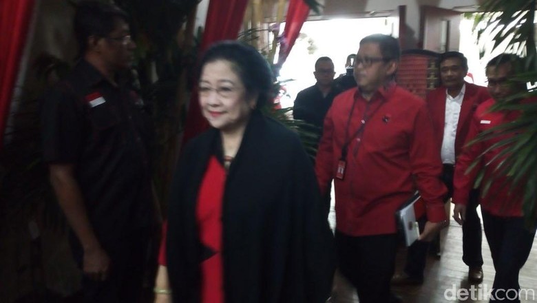 Akan Umumkan Cagub di 4 Daerah, Megawati Tiba di DPP PDIP Akan Umumkan Cagub di 4 Daerah, Megawati Tiba di DPP PDIP