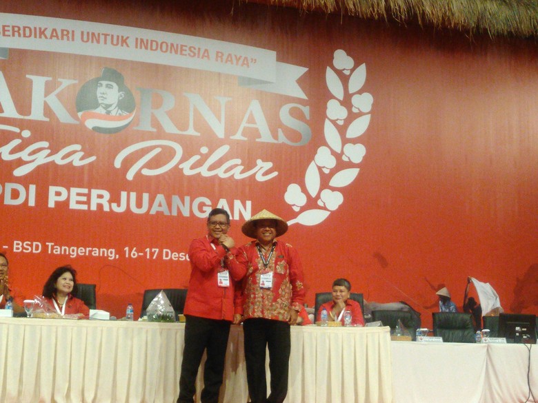 Penutupan Rakornas PDIP, Sekjen Hadiahkan Caping ke Ketua Panitia Penutupan Rakornas PDIP, Sekjen Hadiahkan Caping ke Ketua Panitia