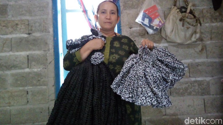 Ibu di Semarang Ini Sulap Limbah Plastik Jadi Pakaian Cantik Ibu di Semarang Ini Sulap Limbah Plastik Jadi Pakaian Cantik