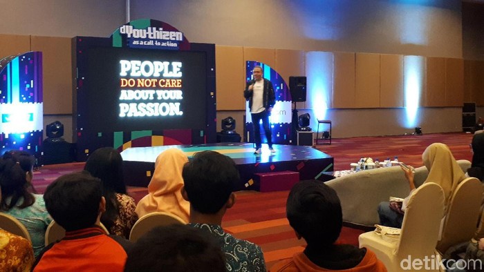 Socialpreneur Rene Suhandono saat berbicara di acara dYouthizen Vivo. Foto: Rachmatunnisa/detikINET Socialpreneur Rene Suhandono saat berbicara di acara dYouthizen Vivo. Foto: Rachmatunnisa/detikINET