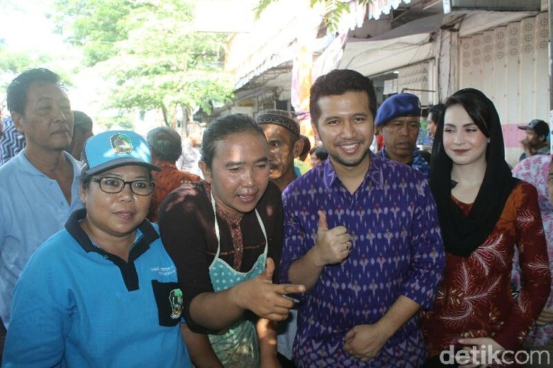 Emil Dardak Blusukan di Banyuwangi, Pedagang Pasar Fokus ke Arumi Emil Dardak Blusukan di Banyuwangi, Pedagang Pasar Fokus ke Arumi