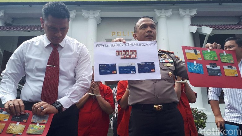 Penipu Ini Kelabui Korbannya dengan ATM Berisi Rp 99 M Penipu Ini Kelabui Korbannya dengan ATM Berisi Rp 99 M