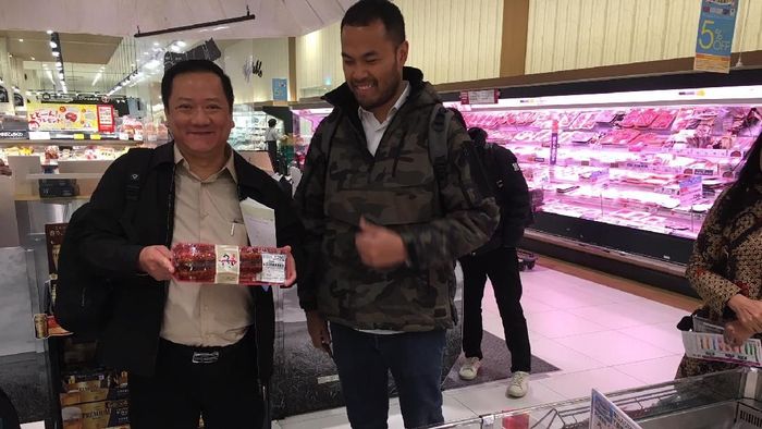 J. Soetanto dan Dimas Insani di Aeon, Makuhari Messe, Chiba - Jepang (Foto: Sudrajat). J. Soetanto dan Dimas Insani di Aeon, Makuhari Messe, Chiba - Jepang (Foto: Sudrajat).