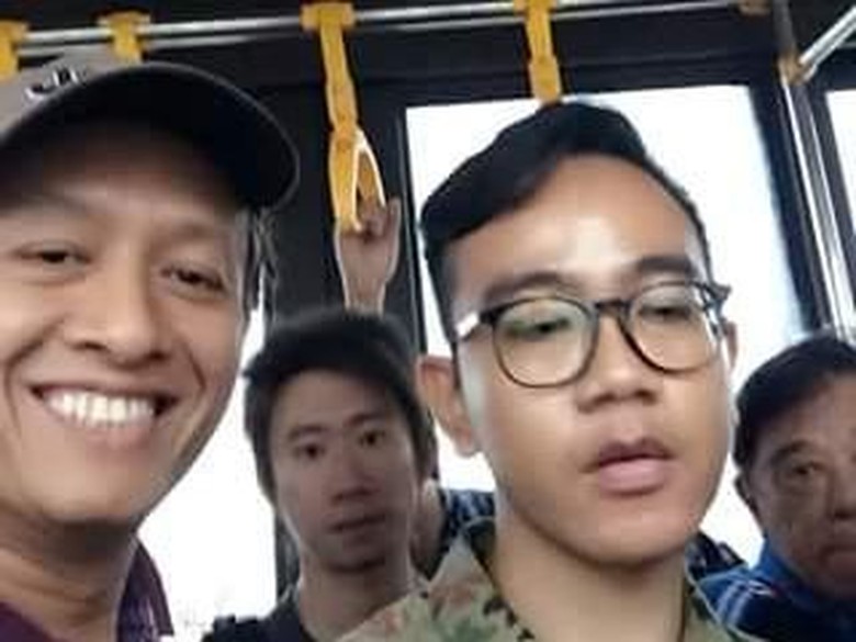 Cerita Penumpang Lihat Gibran Rakabuming Kena Delay dan Kehujanan Cerita Penumpang Lihat Gibran Rakabuming Kena Delay dan Kehujanan