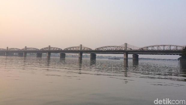 Salah satu jembatan di Kota Kolkata bernama Nivedita