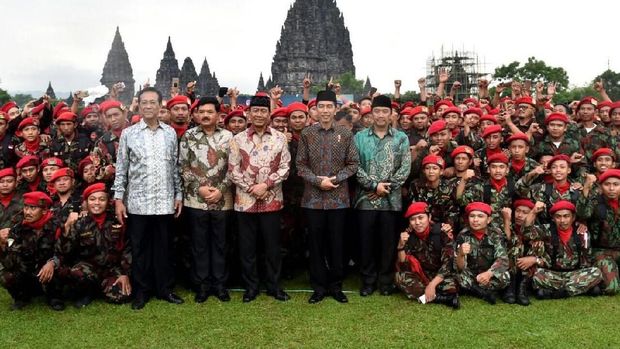 Viral Foto Sultan Berdiri di Belakang Grup Foto Jokowi, Ini Faktanya