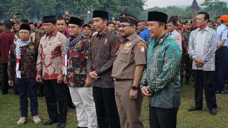 Viral Foto Sultan Berdiri di Belakang Grup Foto Jokowi, Ini Faktanya