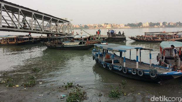 Salah satu transportasi di Sungai Gangga, Kolkata