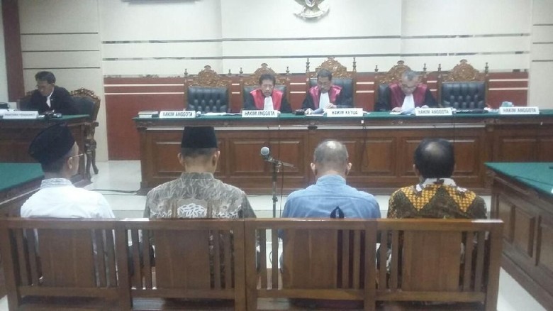 Bupati Pamekasan Non Aktif Divonis 2 Tahun 8 Bulan Penjara Bupati Pamekasan Non Aktif Divonis 2 Tahun 8 Bulan Penjara