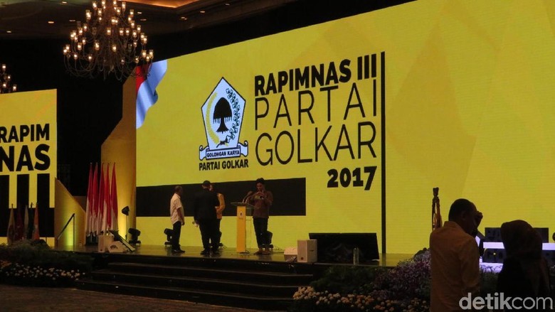 Spanduk Bergambar Airlangga Penuhi Arena Rapimnas Golkar Spanduk Bergambar Airlangga Penuhi Arena Rapimnas Golkar