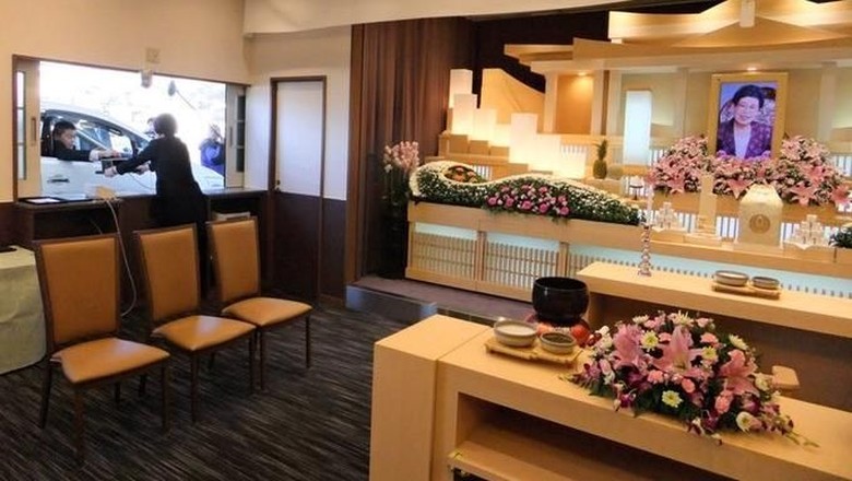 Rumah duka berkonsep drive through di Jepang (@T_chimpo/Twitter) Rumah duka berkonsep drive through di Jepang (@T_chimpo/Twitter)