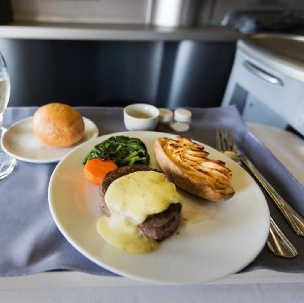 Ini 5 Jenis Makanan yang Sebaiknya Tidak Dipesan Saat di Pesawat Ini 5 Jenis Makanan yang Sebaiknya Tidak Dipesan Saat di Pesawat