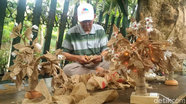 Unik! Ada Pohon Natal Mini dari Karung Goni di Bandung