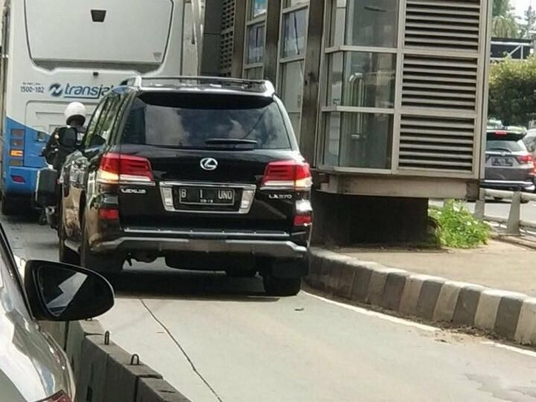 Viral Foto Mobil B-1-UNO Masuk Busway, Ini Identitas Pemiliknya