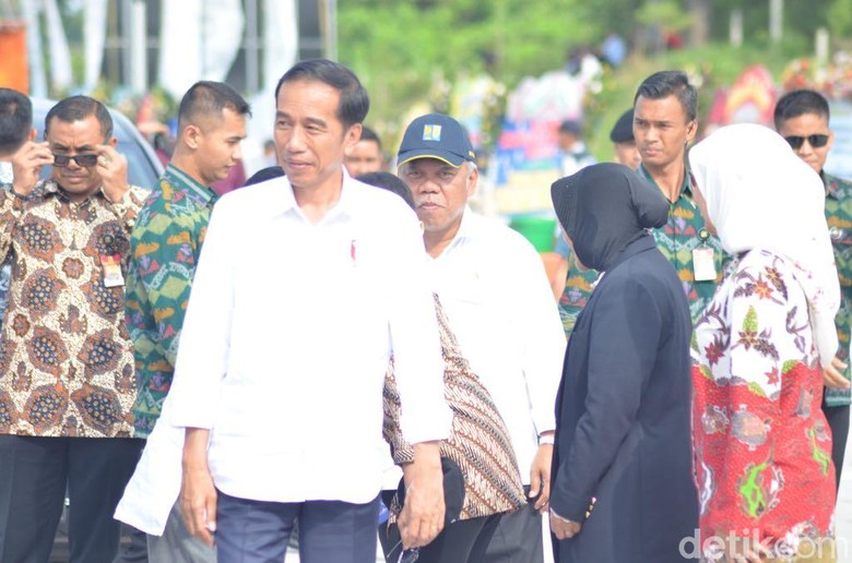 Jokowi Bagikan 2.568 Sertifikat Tanah di Sorong, Papua Barat Jokowi Bagikan 2.568 Sertifikat Tanah di Sorong, Papua Barat
