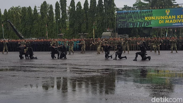 Aksi Prajurit Kostrad Makan Ular Kobra di Depan Panglima TNI Aksi Prajurit Kostrad Makan Ular Kobra di Depan Panglima TNI