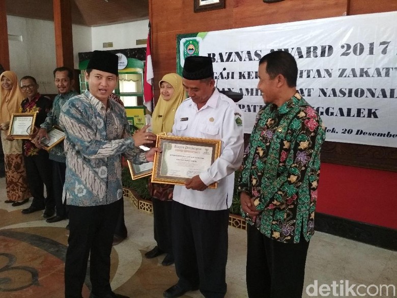 Baznas Trenggalek Berikan Award Bagi Pembayar Zakat Baznas Trenggalek Berikan Award Bagi Pembayar Zakat