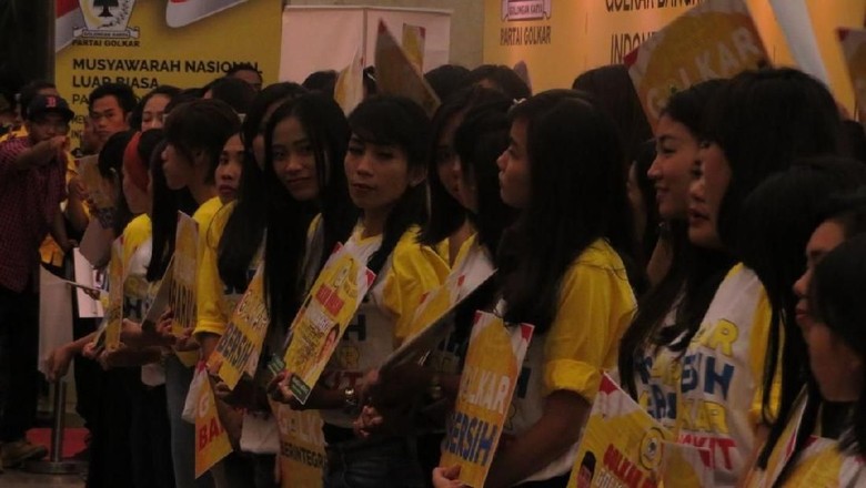 Jelang Penutupan Munaslub, Cheerleaders Sambut Elite Golkar Jelang Penutupan Munaslub, Cheerleaders Sambut Elite Golkar