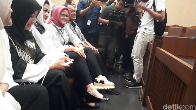 Berkerudung Putih, Deisti Hadiri Sidang Eksepsi Novanto Berkerudung Putih, Deisti Hadiri Sidang Eksepsi Novanto