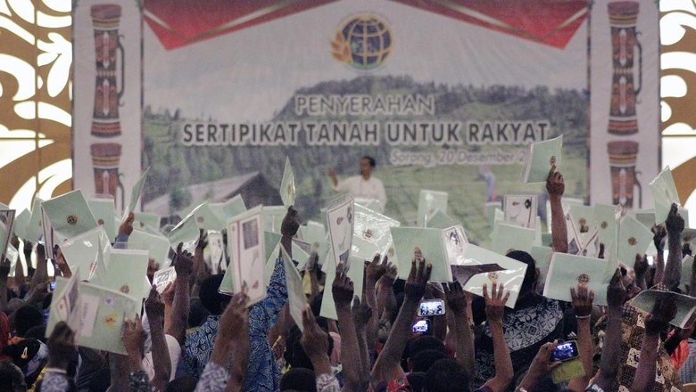 Jokowi Bagikan 2.568 Sertifikat Tanah di Sorong, Papua Barat Jokowi Bagikan 2.568 Sertifikat Tanah di Sorong, Papua Barat