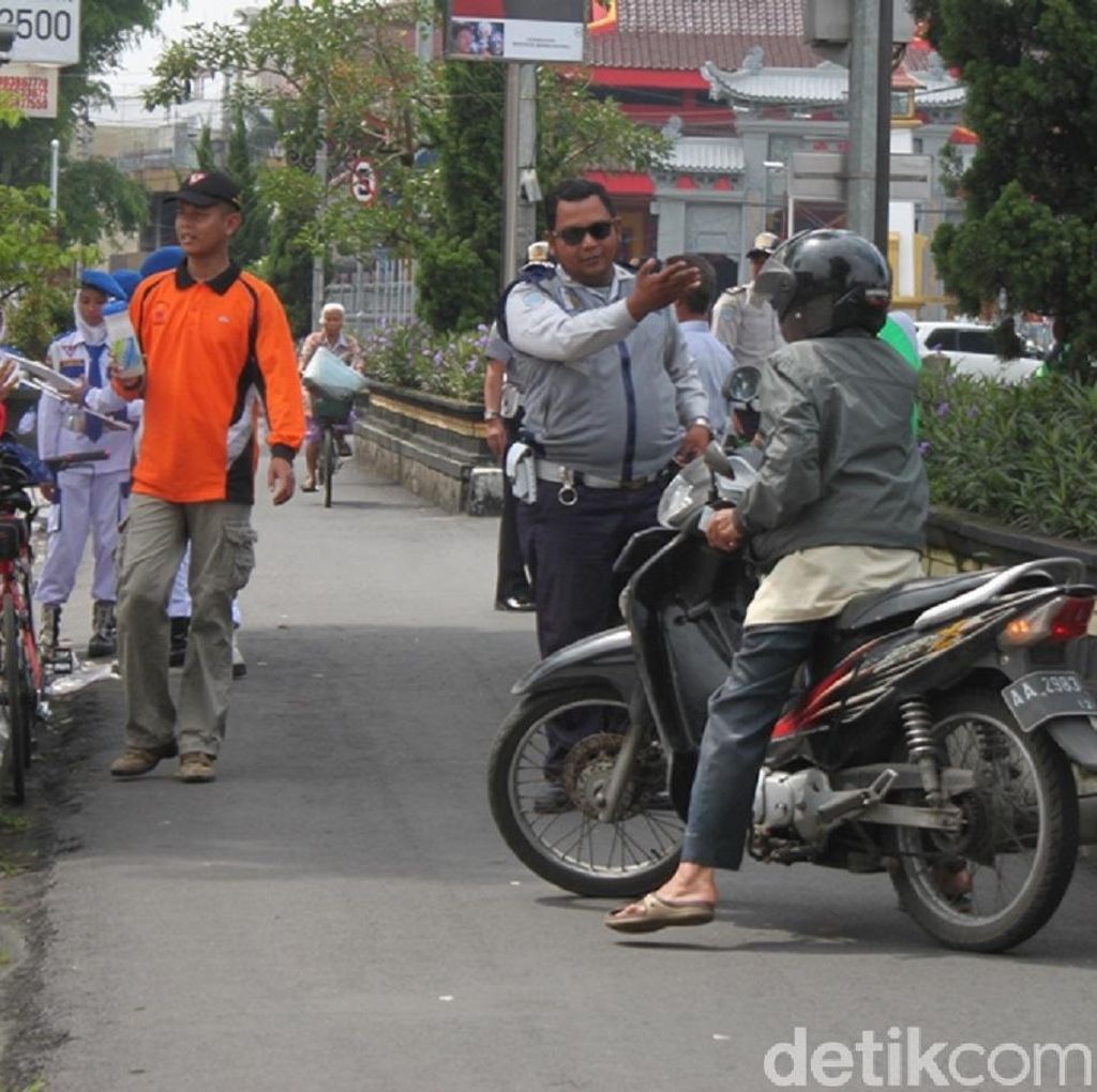 Jalur Lambat di Kota Magelang Kerap Diserobot Pemotor Jalur Lamba t di Kota Magelang Kerap Diserobot Pemotor