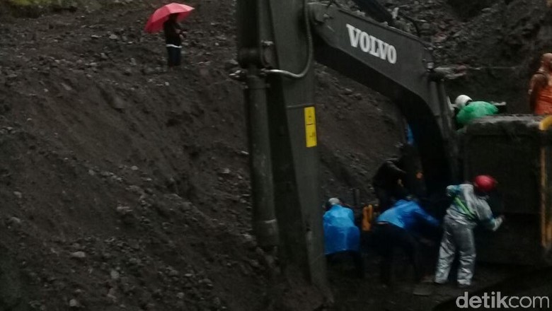 Hujan di Puncak Merapi, Sebuah Excavator Tertimbun Banjir Lahar Hujan