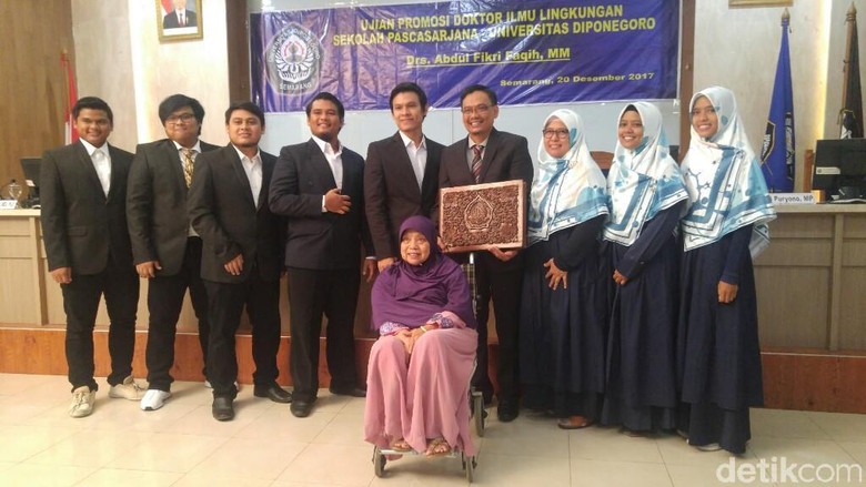 Wakil Komisi X DPR Raih Gelar Doktor di Undip Semarang Wakil Komisi X DPR Raih Gelar Doktor di Undip Semarang