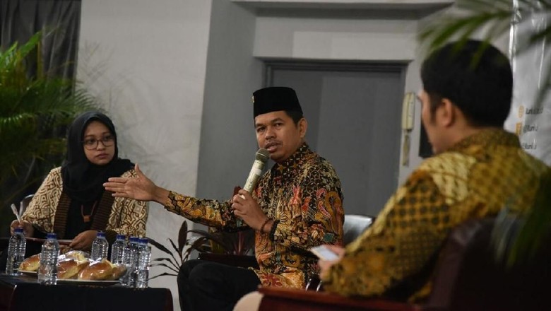 Foto: Kebersamaan Singkat Dedi Mulyadi-Ridwan Kamil di Panggung UI Foto: Kebersamaan Singkat Dedi Mulyadi-Ridwan Kamil di Panggung UI