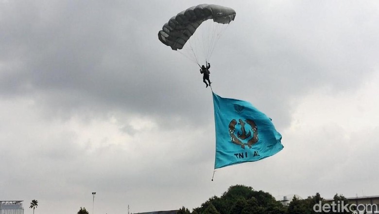 Tembakan Meriam dari Tank Marinir Sambut Marsekal Hadi