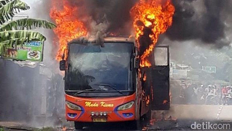 Bus Madu Kismo Dilalap Si Jago Merah di Pati Bus Madu Kismo Dilalap Si Jago Merah di Pati