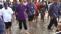 Nyeker di Pantai Kuta, Jokowi: Bali Aman untuk Liburan Nyeker di Pantai Kuta, Jokowi: Bali Aman untuk Liburan