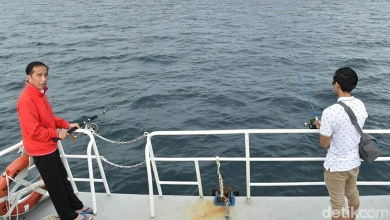 Telepon Menhub, Jokowi Cek Proyek Landasan Pacu Bandara Raja Ampat Telepon Menhub, Jokowi Cek Proyek Landasan Pacu Bandara Raja Ampat