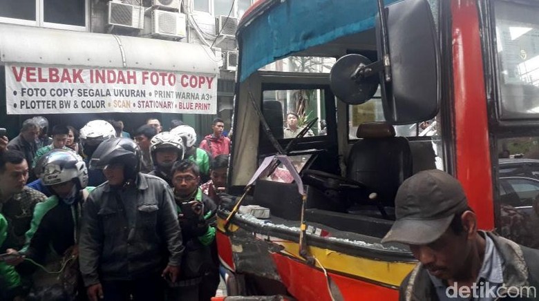 Metromini yang Kecelakaan di Kebayoran Lama Tabrak 6 Kendaraan