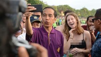 Foto: Buktikan Bali Aman, Jokowi Selfie Bareng Bule