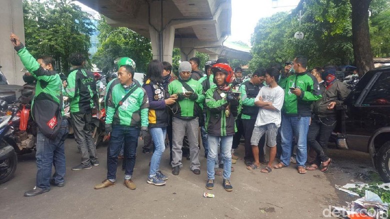 Driver Ojek Online Padati Lokasi Kecelakaan Metromini di Kebayoran Driver Ojek Online Padati Lokasi Kecelakaan Metromini di Kebayoran