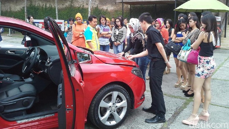 Barang-barang yang Wajib Ada di Mobil Emak-emak Barang-barang yang Wajib Ada di Mobil Emak-emak