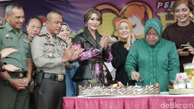 Ini Kejutan Kapolrestabes Rudi untuk Wali Kota Risma di Hari Ibu Ini Kejutan Kapolrestabes Rudi untuk Wali Kota Risma di Hari Ibu